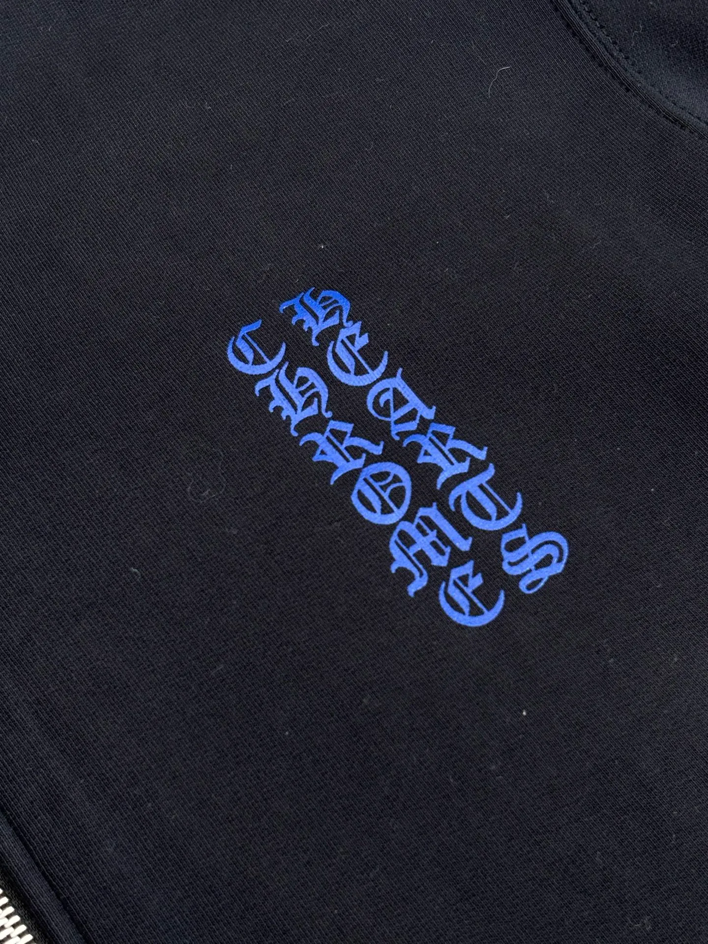 P490 Chrome Heart*/Chrome Heart's new Ch blue Sanskrit printed zipper hooded sweatshirt is made of high-quality cotton fabrics and has a loose shoulder cut that is not flattering on the figure. It can provide the wearer with a comfortable and comfortable wearing experience while creating a casual and lazy fashion atmosphere. Size: S/M/L/XL